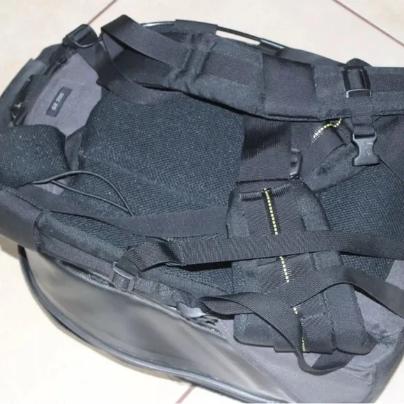 LowePro DryZone DZ-200 Waterproof Large Camera Backpack - Picture 5 of 6